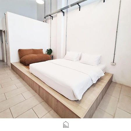 The Companion Hostel Bangkok Bagian luar foto