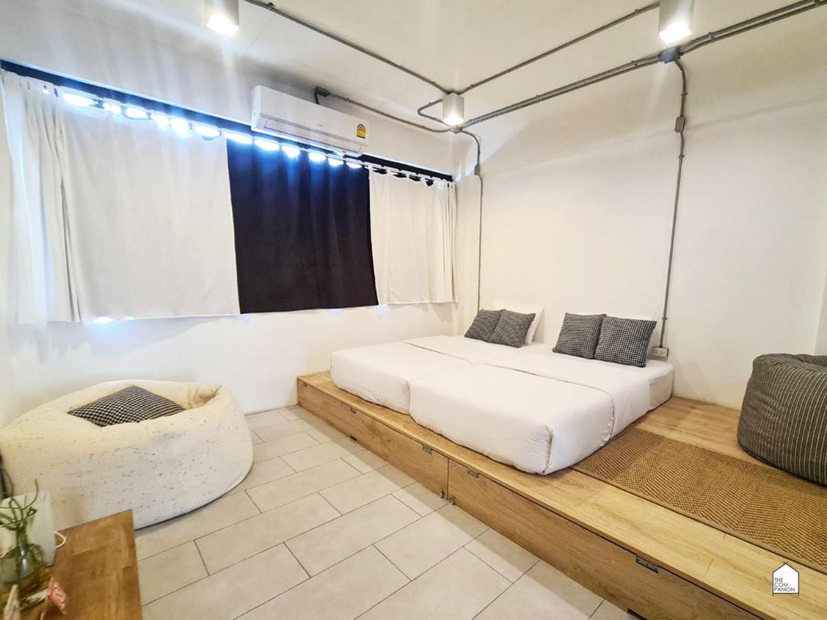 The Companion Hostel Bangkok Bagian luar foto