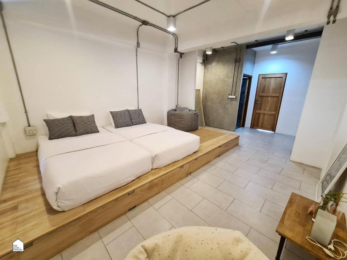 The Companion Hostel Bangkok Bagian luar foto