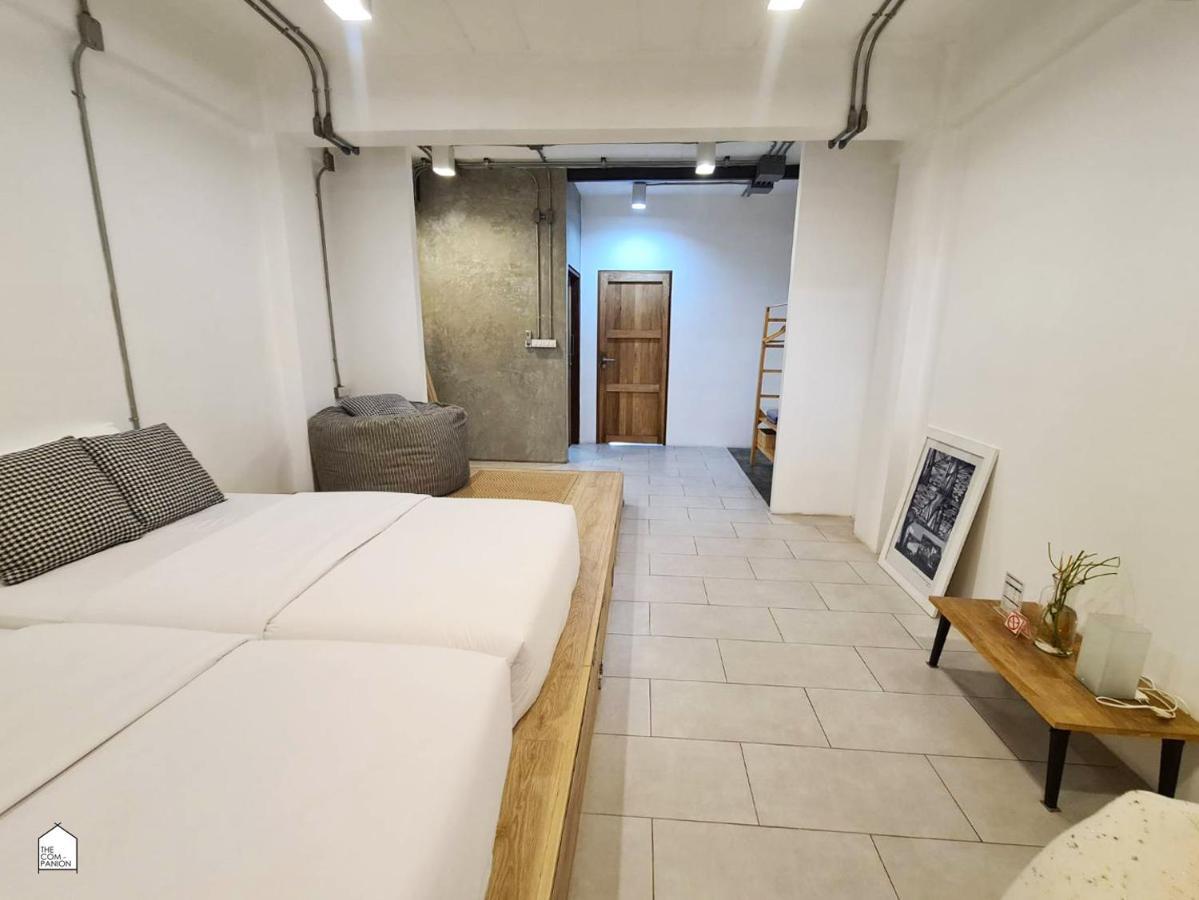 The Companion Hostel Bangkok Bagian luar foto
