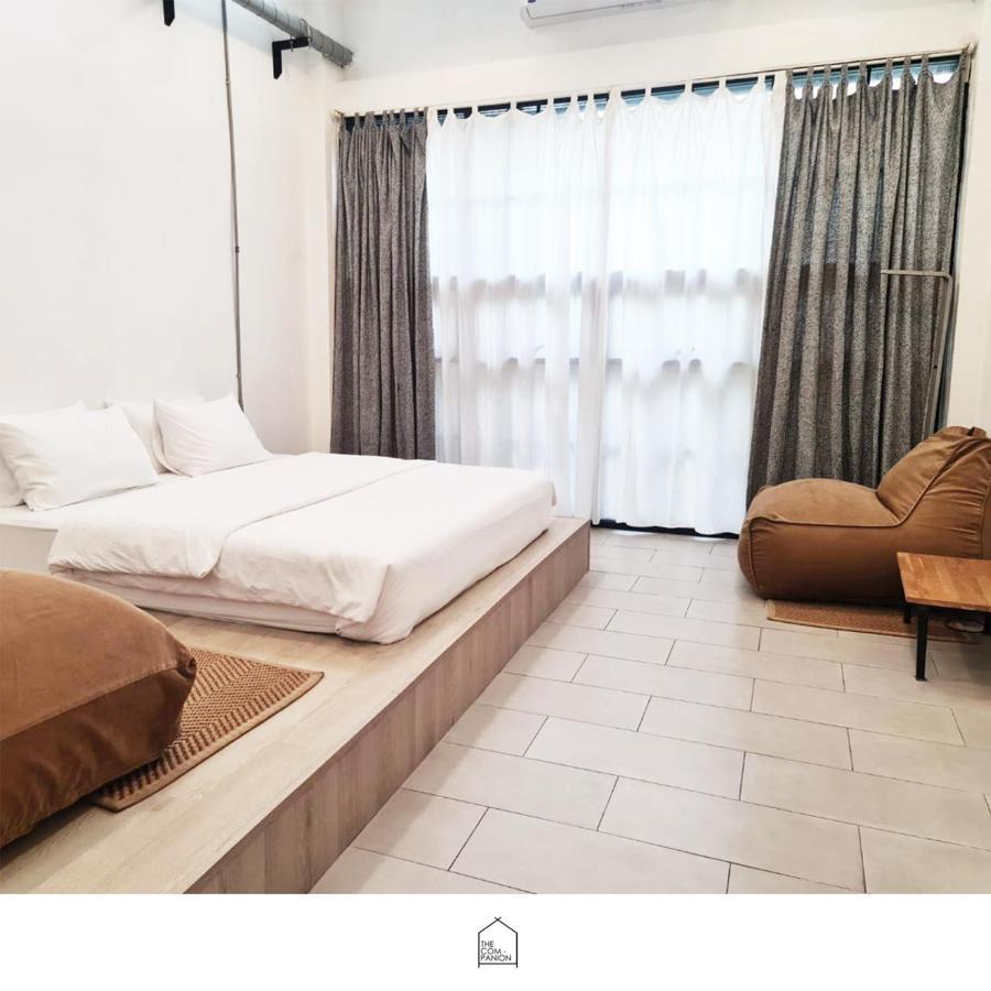The Companion Hostel Bangkok Bagian luar foto