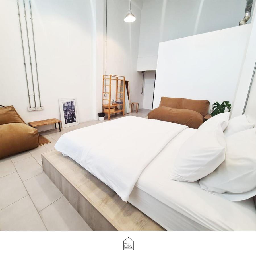 The Companion Hostel Bangkok Bagian luar foto