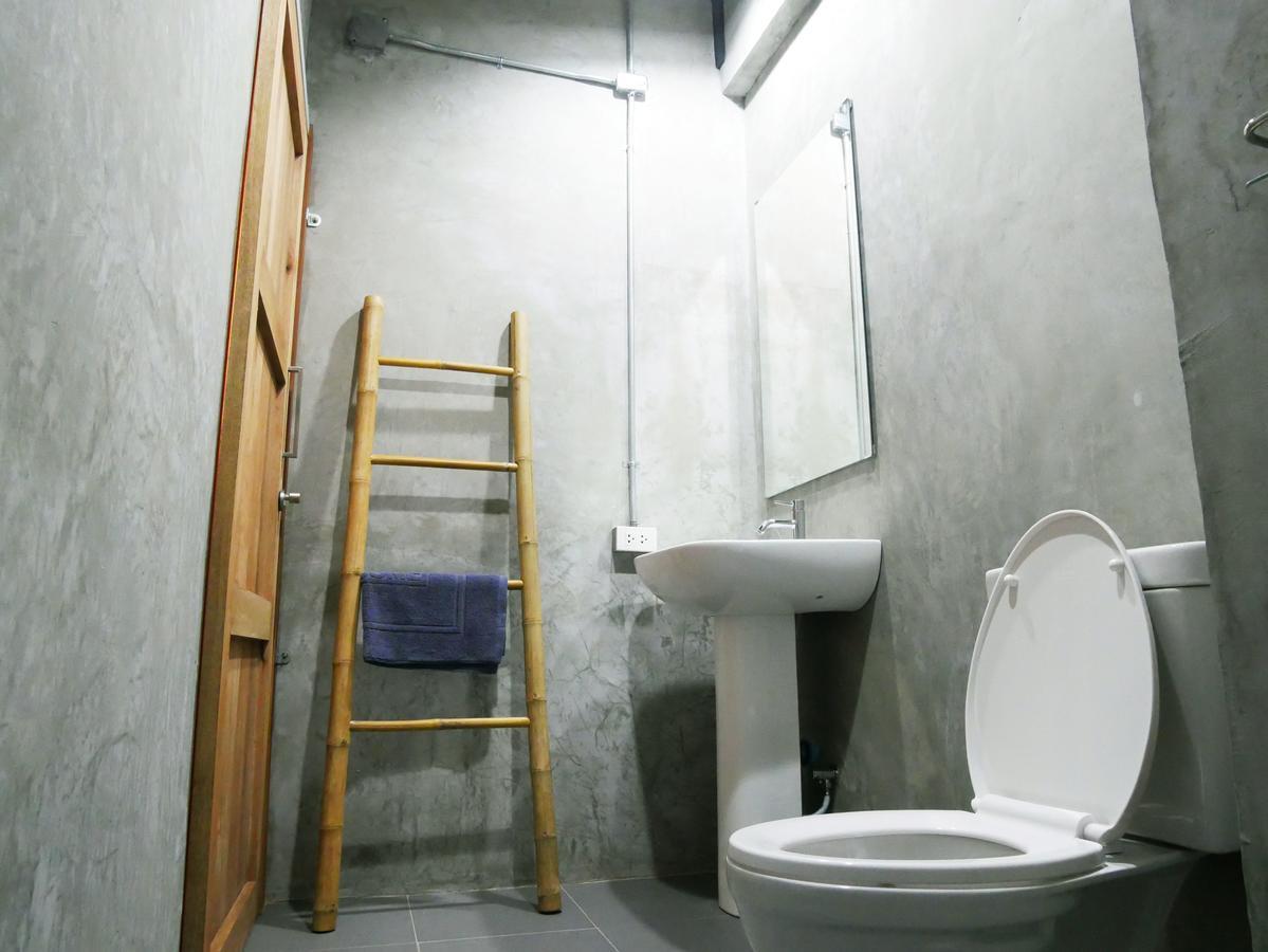 The Companion Hostel Bangkok Bagian luar foto