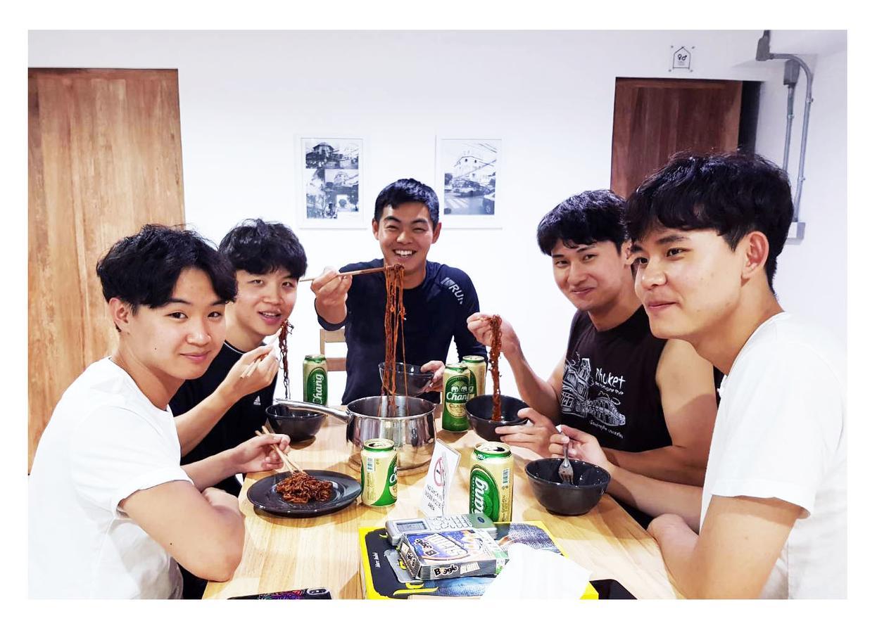 The Companion Hostel Bangkok Bagian luar foto